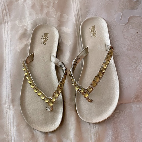 Women’s gold flip flops - Picture 1 of 4